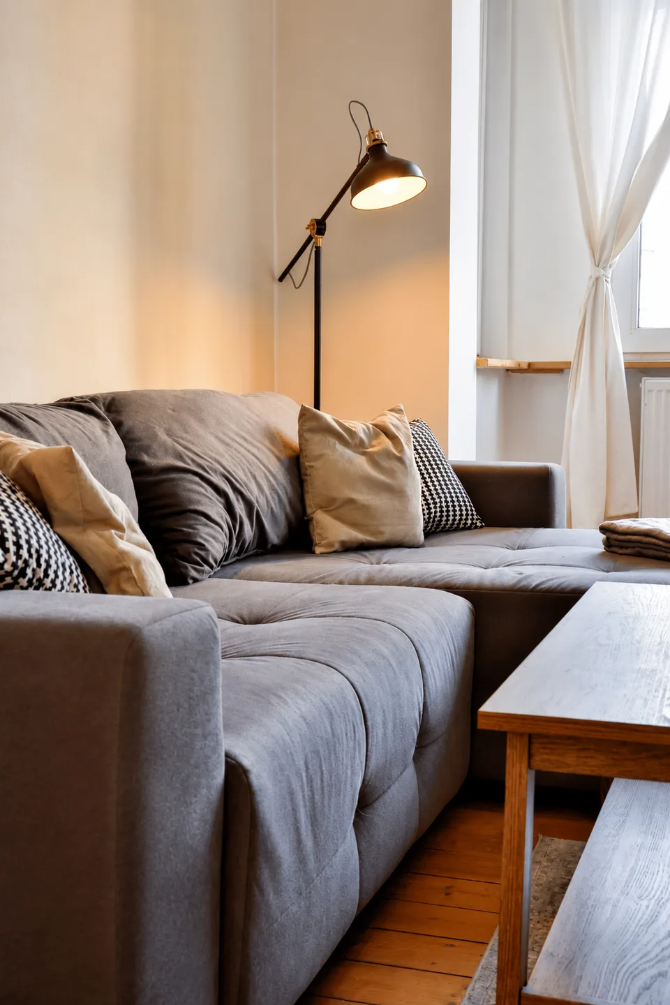 Gemütliche wohnzimmer ecke mit sofa und lampe – Goethestraße 3 · 1. OG Rechts, Bremerhaven